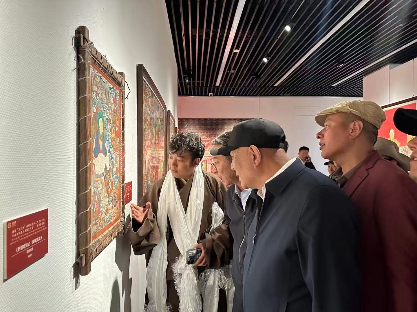 首屆“工巧杯”西藏自治區工藝美術行業中青年技能人才技藝大賽中作品（薩迦五祖）獲得金獎杯